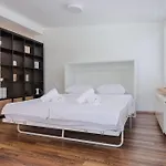 Spacious And Modern Apt, 6 Guests, Central Station, Self Check-In
