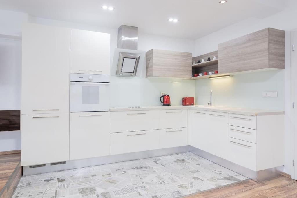 Spacious And Modern Apt, 6 Guests, Station, Self Check-in Sofia