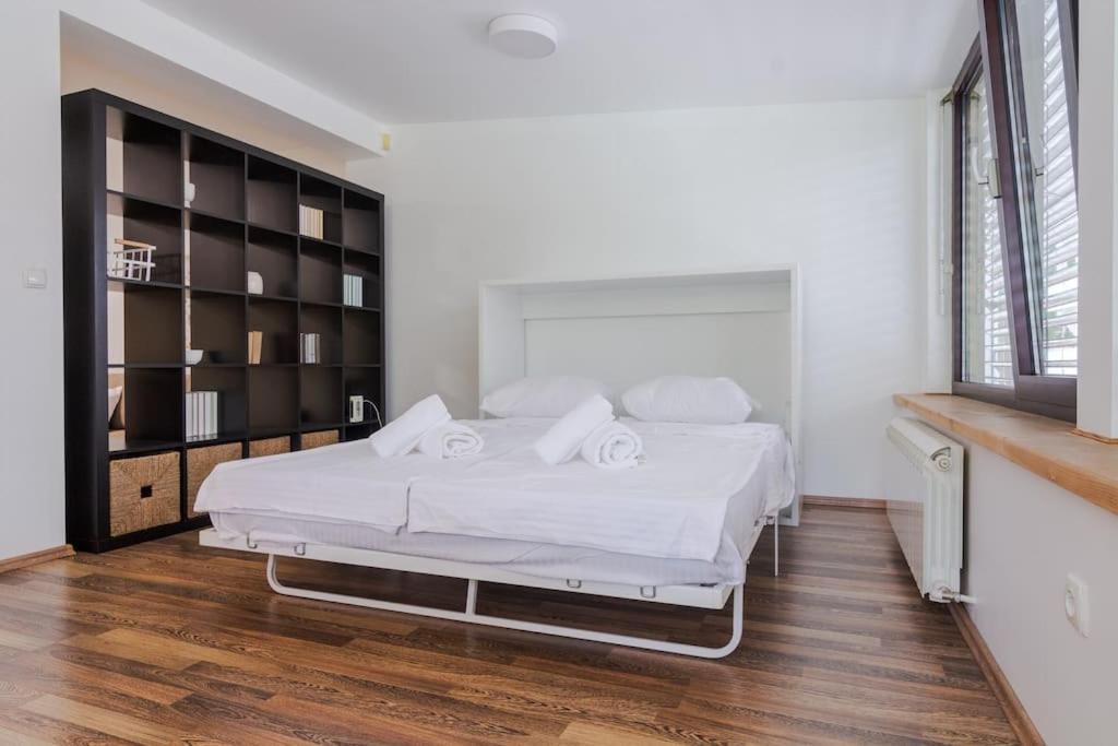 Spacious And Modern Apt, 6 Guests, Station, Self Check-in Apartament Sofia